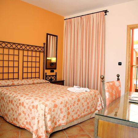 Ele Santabarbara Hotell Castilleja de la Cuesta Exteriör bild