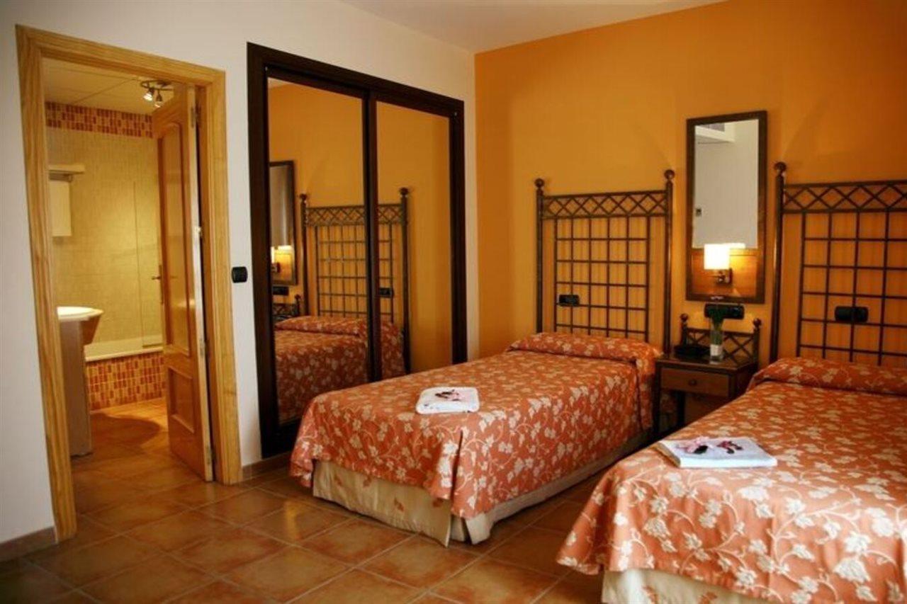 Ele Santabarbara Hotell Castilleja de la Cuesta Exteriör bild