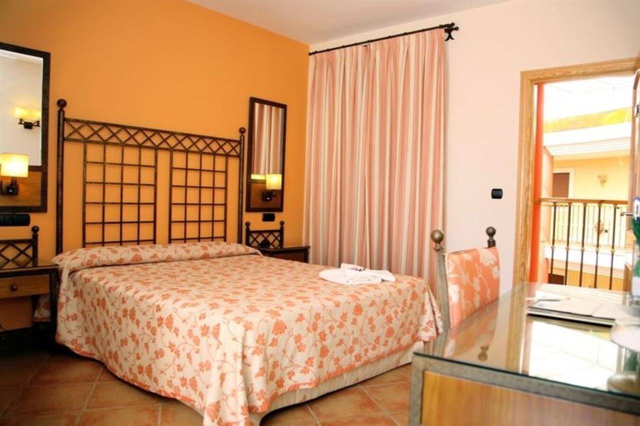 Ele Santabarbara Hotell Castilleja de la Cuesta Exteriör bild