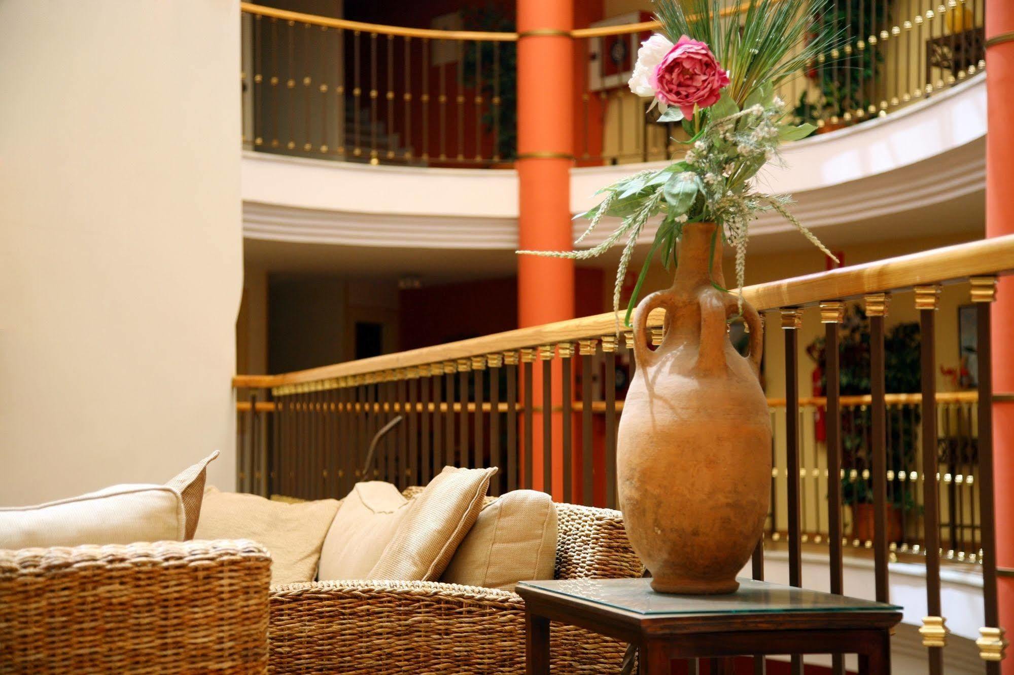 Ele Santabarbara Hotell Castilleja de la Cuesta Exteriör bild